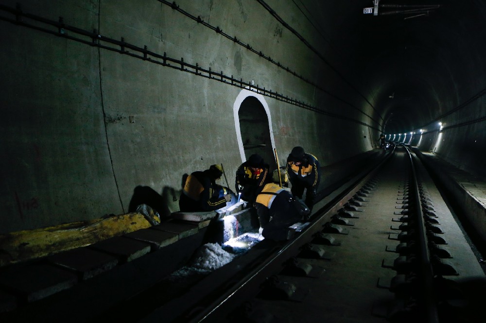 磴口铁路运营隧道病害现状